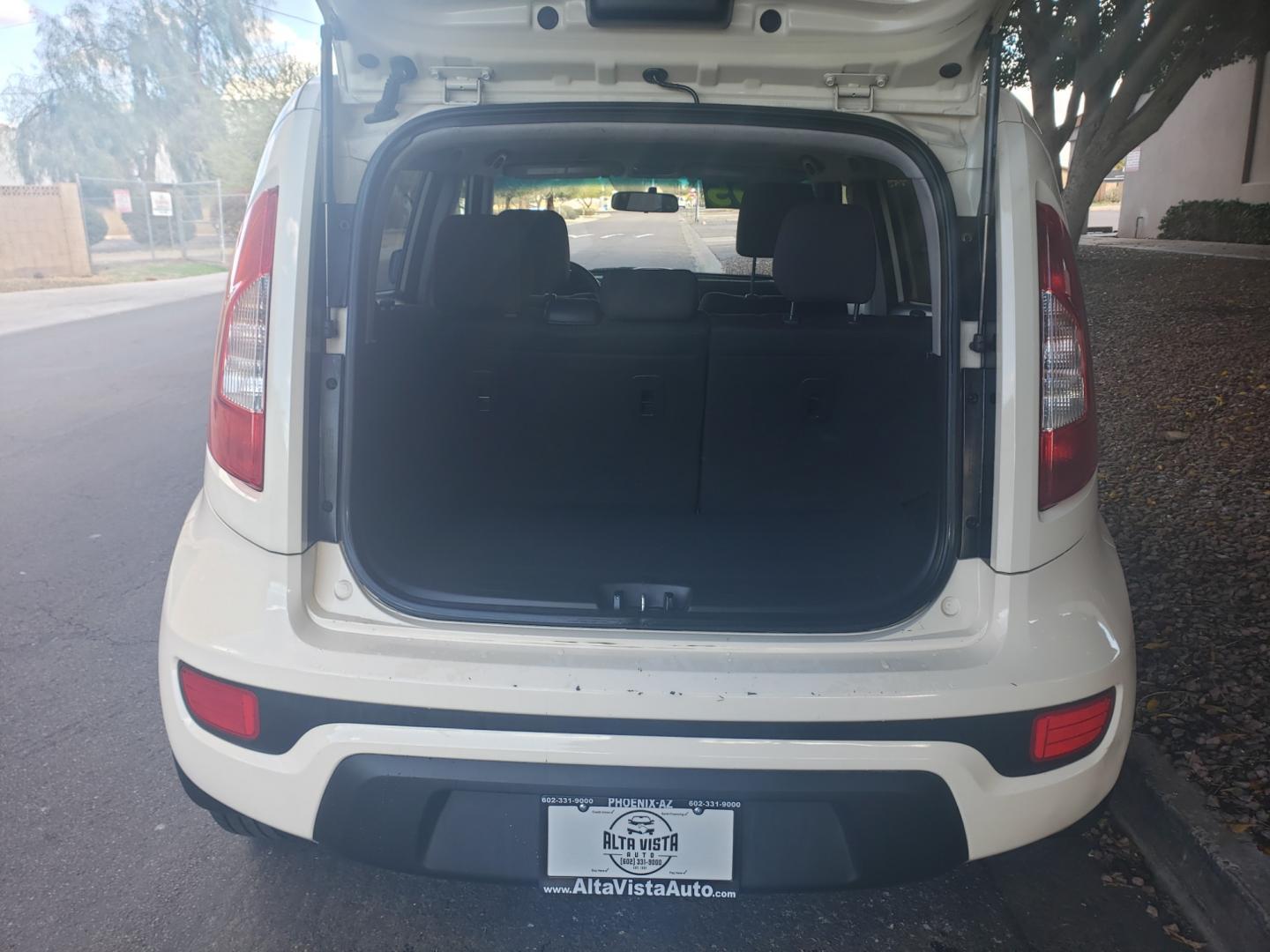 2013 WHITE /black Kia Soul base (KNDJT2A51D7) with an 1.6l i4 engine, 4-Speed Automatic transmission, located at 323 E Dunlap Ave., Phoenix, AZ, 85020, (602) 331-9000, 33.567677, -112.069000 - 2013 Kia Soul,.......EXCELLENT condition, A Real Must See!!.... Ice cold A/C, No accidents, Power everything, Stereo/cd player, Phone sync, Bluetooth, Satellite compatible, Clean black interior with black cloth seats in near perfect condition, power windows, power door locks, clean Arizona title, Ru - Photo#16